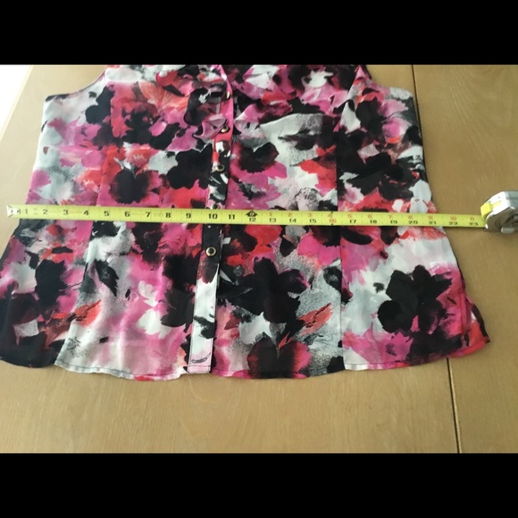 Ladies Tahari Ruffled Blouse - Picture 11 of 11